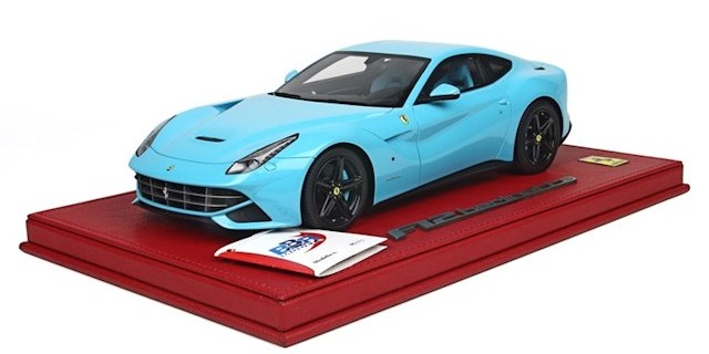 BBR : Photos de la Ferrari F12 Baby Blue jantes noires 1/18