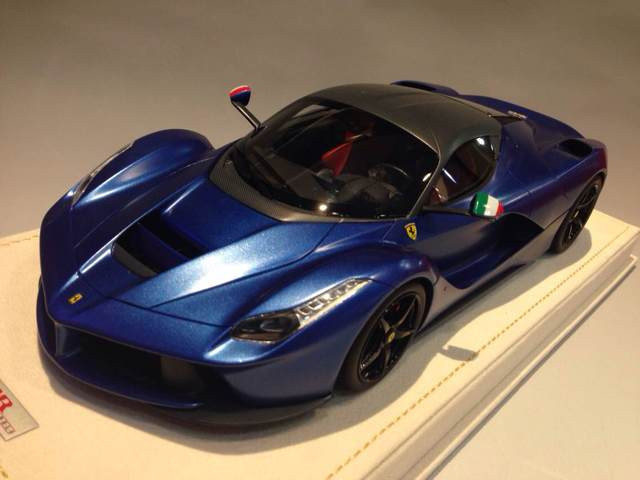 MR Models : Photos d'une LaFerrari bleu mat et rtros italien 1/18