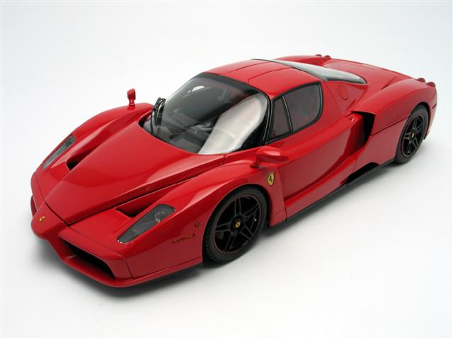Sortie de la Ferrari Enzo rouge jantes noires BBR 1/18