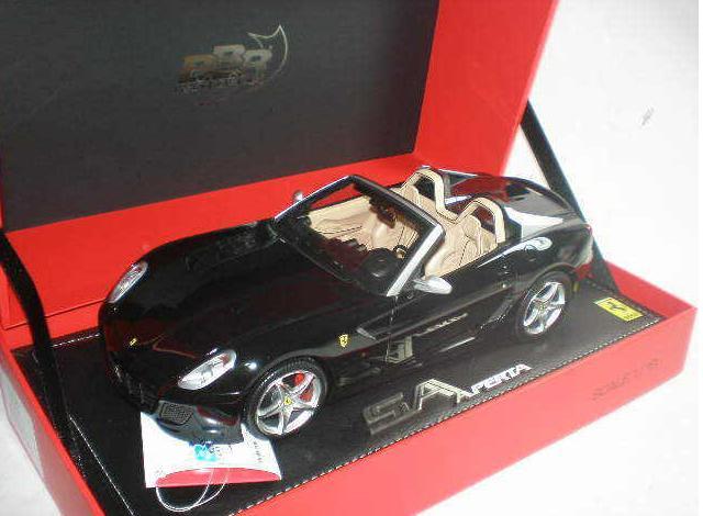 Photo de la Ferrari SA Aperta Nero Stellato BBR 1/18