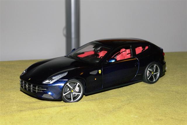 La Ferrari FF Elite en bleu disponible au 1/18