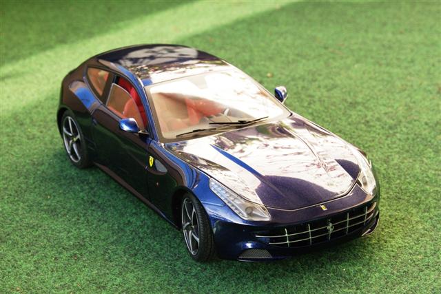 Photos dtailles de la Ferrari FF Elite en bleu au 1/18