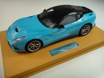 BBR : Photos de la Ferrari F12 Baby Blue toit noir 1/18