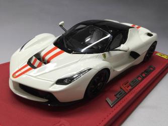 BBR : Ferrari LaFerrari blanche, bandes rouges et toit noir au 1/18