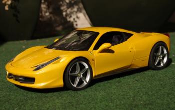 Photos dtailles de la Ferrari 458 Italia Jaune chez Elite 1/18