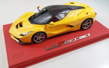 BBR : Ferrari LaFerrari Jaune / Toit Carbone / Socle rouge 1/18