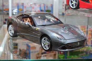 Nuremberg 2016 : Bburago Signature : A venir une Ferrari California T Grise au 1/18