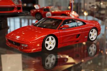 Nuremberg 2015 : Kyosho : Encore et toujours l'Arlsienne Ferrari F355 Challenge rouge 1/18