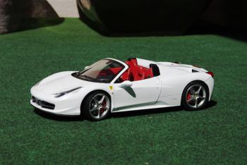Elite : Photos de la Ferrari 458 Spider blanche 1/18