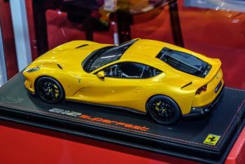 Nuremberg 2018 : BBR : Photo de la nouvelle Ferrari 812 Superfast Giallo Tristrato au 1/18