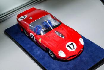 Nuremberg 2019 : Looksmart : Photo de la Ferrari 250 TRI61 #17 Le Mans 1961 1/18