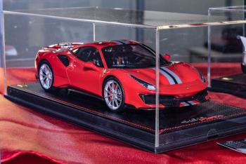 Nuremberg 2019 : MR Models : Photo de la Ferrari 488 Pista Rosso Corsa au 1/18