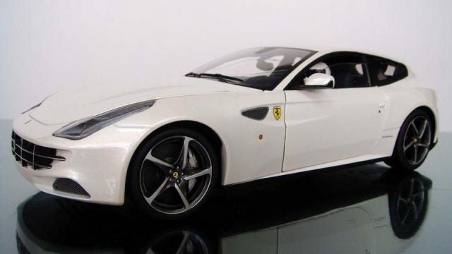 Photos de la Ferrari FF Elite en blanc au 1/18