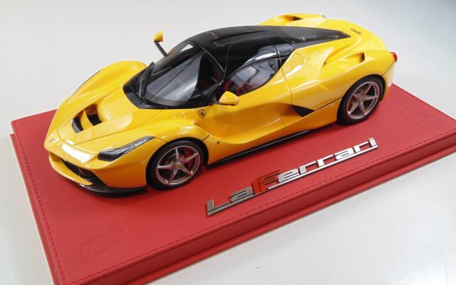 BBR : Ferrari LaFerrari Jaune / Toit Noir / Socle rouge 1/18