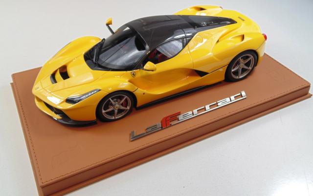 BBR : Ferrari LaFerrari Jaune / Toit Carbone / Socle beige 1/18