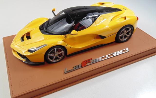 BBR : Ferrari LaFerrari Jaune / Toit Noir / Socle beige 1/18