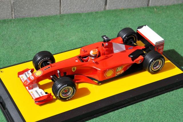 HotWheels : Photos : Retour sur la Ferrari F2001 M. Schumacher 1/18