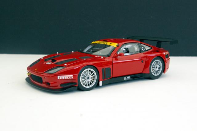 Sortie de la Ferrari 575 GTC Evoluzione 2005 en rouge de Kyosho