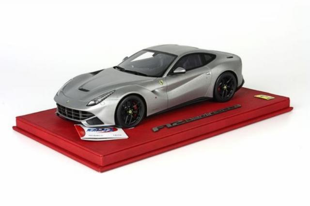 BBR : Photos de la Ferrari F12 Grigio steel Jantes noires 1/18