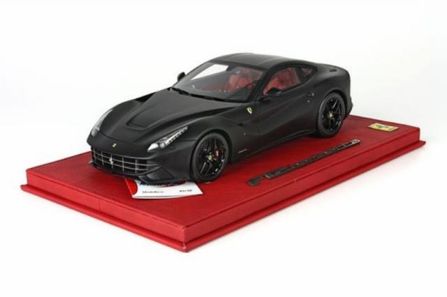 BBR : Photos de la Ferrari F12 noir mat Socle rouge 1/18