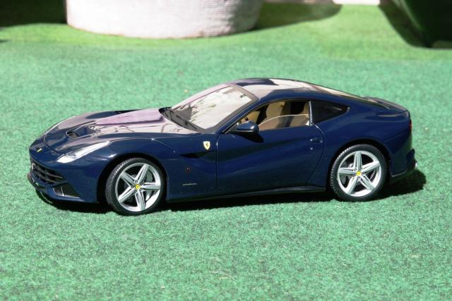 Elite : Photos de la Ferrari F12 Bleu Pozzi 1/18