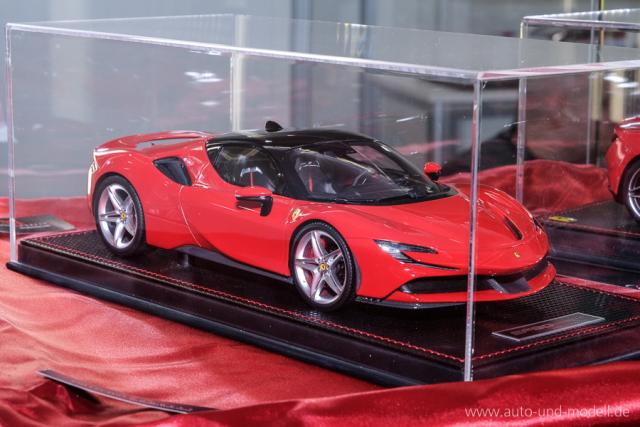 Nuremberg 2020 : MR Models : FE028A : Photo de la Ferrari SF90 Stradale en Rosso Corsa au 1/18