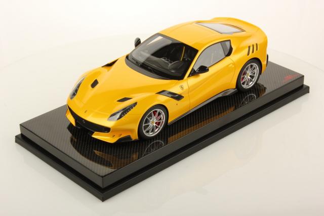 MR Models : Nouveaut Mai 2016 : Photos de la Ferrari F12 tdf Giallo Tristrato avec socle carbone au 1/18