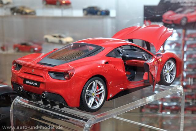 Nuremberg 2016 : Bburago Signature : Photos des Ferrari 488 GTB Rouge 1/18