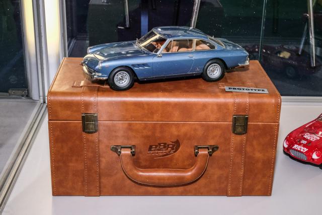 Nuremberg 2019 : BBR : Photos d'un prototype de la future Ferrari 330 GT 2+2 Mk1 en boitage "valise" au 1/18