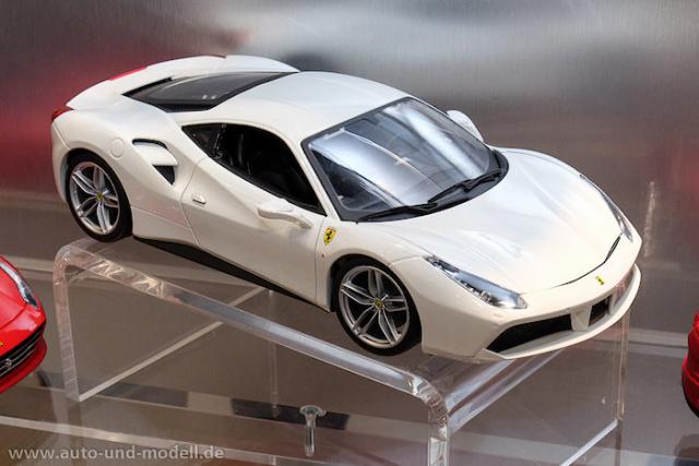 Nuremberg 2016 : Bburago Race & Play : Photos de la Ferrari 488 GTB Blanche 1/18