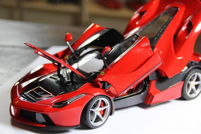 Elite : Elle arrive ! Des photos d'une Ferrari LaFerrari Rouge 1/18 tout juste arrive en France !