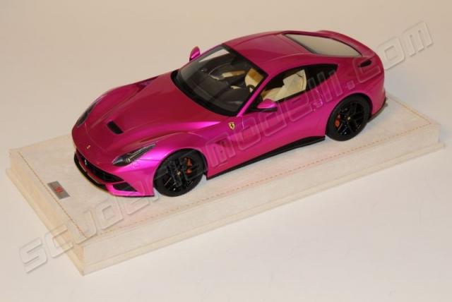 MR Models : Sortie d'une Ferrari F12 Rose mtallis / Socle blanc 1/18