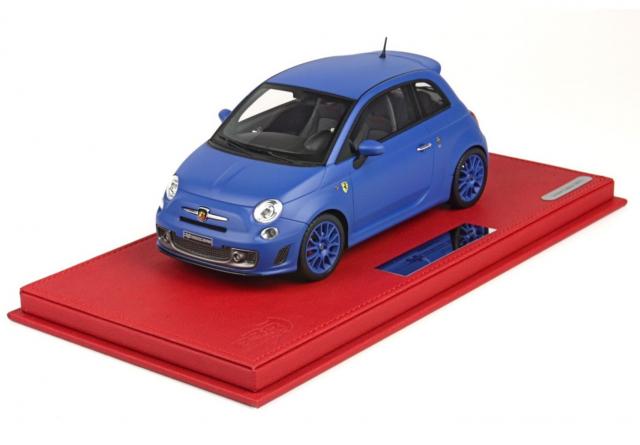 BBR : Retour sur l'Abarth 695 Tributo Ferrari bleu Mat de Lapo Elkann socle rouge BLM1813LEV 1/18