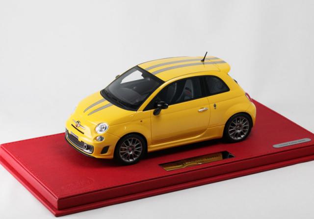 BBR : Retour sur l'Abarth 695 Tributo Ferrari Jaune socle rouge BLM1813BVET 1/18