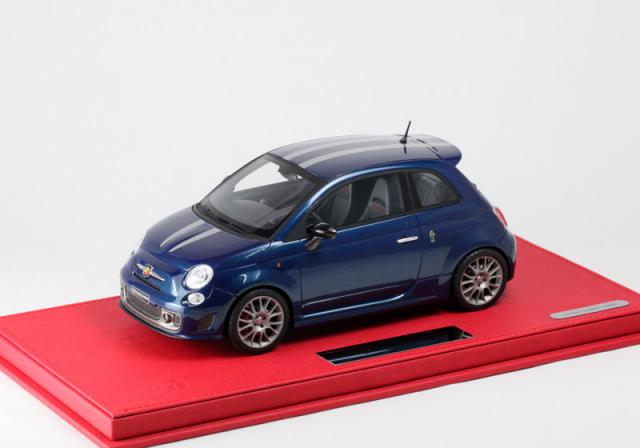 BBR : Retour sur l'Abarth 695 Tributo Ferrari Abu Dhabi socle rouge BLM1813CVET 1/18