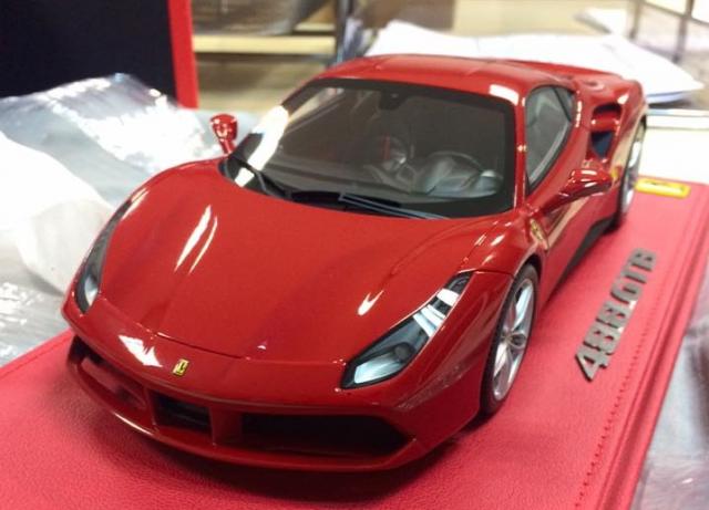 BBR : Nouveaut Septembre 2015 : Photo de la Ferrari 488 GTB Rosso Corsa socle rouge P18106V 1/18