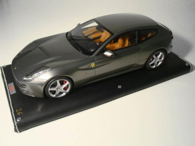 Photos de la Ferrari FF Grigio Fero Met par MR Models 1/18