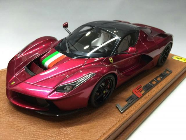 BBR : Photos d'une Ferrari LaFerrari en pourpre mtallis & drapeau italien 1/18