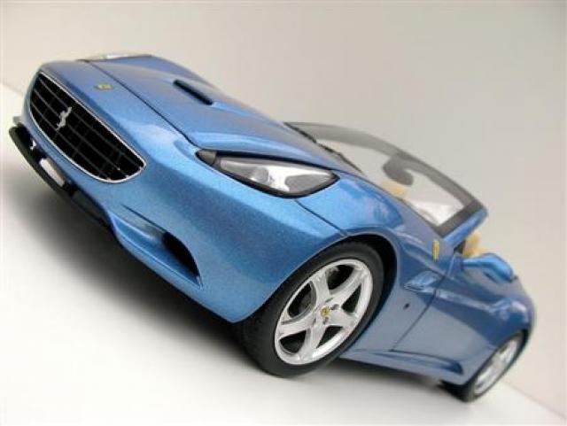 Photos de la Ferrari California bleue Elite 1/18