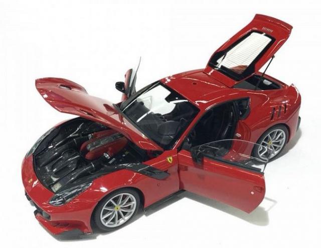 Nuremberg 2018 : BBR : Photos de la Ferrari F12 tdf Rosso Corsa en Diecast au 1/18