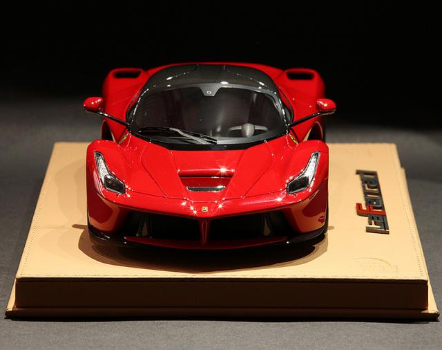 BBR : 10 ex. sur socle en cuir beige pour la LaFerrari 1/18